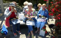 Enjoying boxed lunches in the garden before leaving Enjoying boxed lunches in the garden before leaving