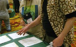 Seed Fund Co-Chair Carolyn Ripps discussing seed with Keith Dabney