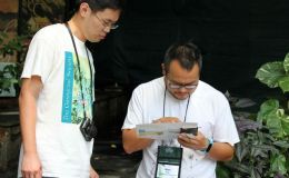 Hong Xin and Wen Fang navigating the grounds