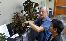 Charles Huston sharing cuttings with Qiu Zhi-Jing at breakdown